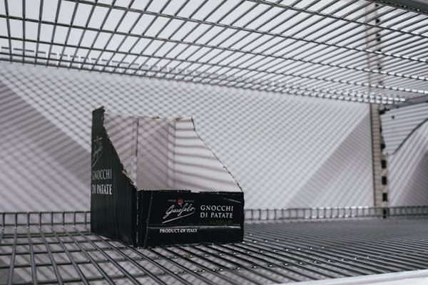 Rayonnage léger d'occasion : l'astuce pour économiser et ranger